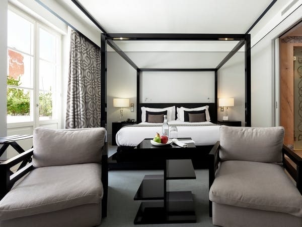 Family suite (2 adults + 2 children)